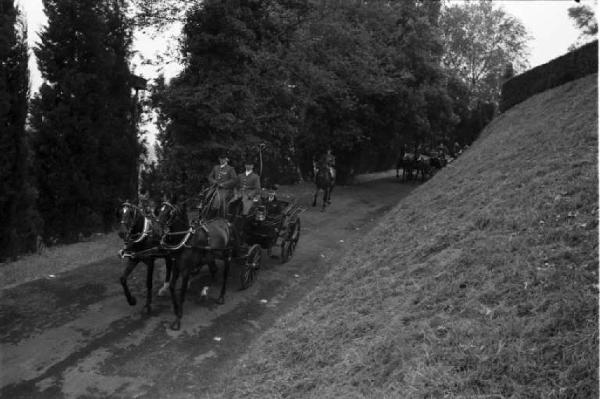 Patti di Roma. La sfilata di carrozze che trasporta Benito Mussolini, il "poglavnik" croato Ante Pavelic e il loro seguito a villa Madama