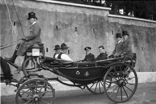 Patti di Roma. La sfilata di carrozze che trasporta Benito Mussolini, il "poglavnik" croato Ante Pavelic e il loro seguito a villa Madama