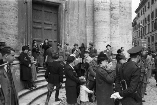 Patti di Roma. Cittadini che osservano il corteo del "poglavnik" croato Ante Pavelic transitare per le vie di Roma