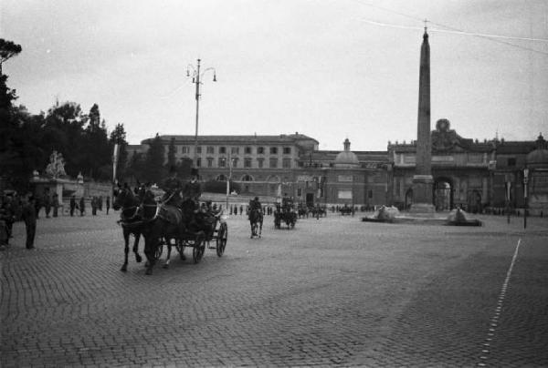 Patti di Roma. Il corteo di carrozze che trasporta Benito Mussolini, il "poglavnik" croato Ante Pavelic e il loro seguito transita per piazza del Popolo