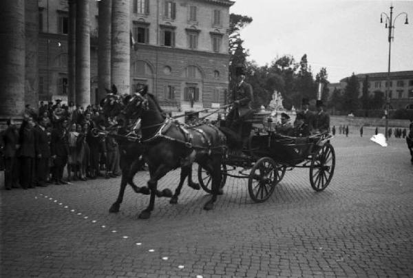 Patti di Roma. Il corteo di carrozze che trasporta Benito Mussolini, il "poglavnik" croato Ante Pavelic e il loro seguito transita per piazza del Popolo