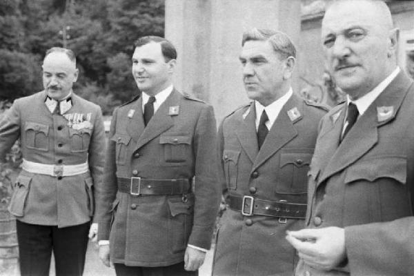 Patti di Roma. La delegazione croata. Ritratto di gruppo, quattro militari in alta uniforme a villa Madama