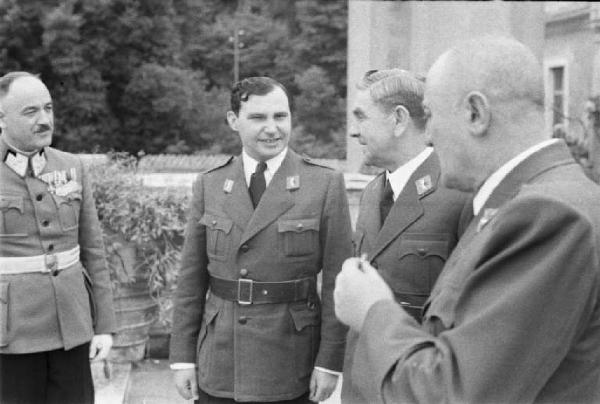 Patti di Roma. La delegazione croata. Quattro militari in alta uniforme a villa Madama