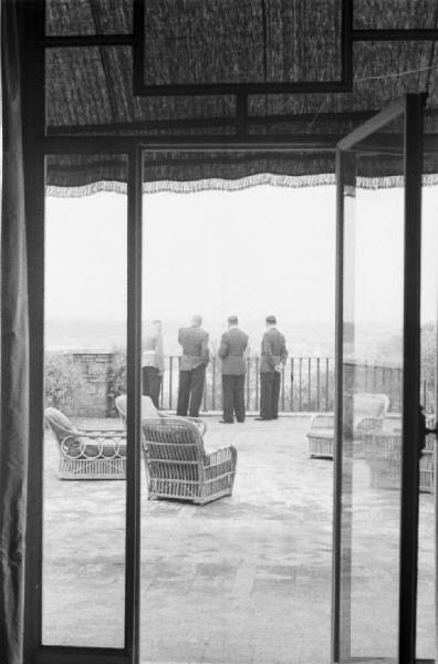 Patti di Roma. La delegazione croata, quattro militari osservano il paesaggio da una terrazza di villa  Madama