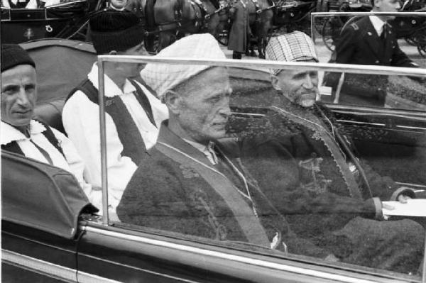 Patti di Roma. Villa Madama: due personaggi della delegazione croata, in abiti tradizionali, a bordo di un'automobile