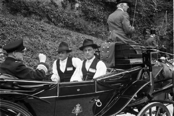 Patti di Roma. Villa Madama: due personaggi della delegazione croata, in abiti tradizionali, a bordo di una carrozza