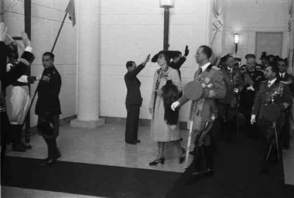 Prima Mostra Triennale delle Terre Italiane d'oltremare - palazzo Uffici - salone d'onore - il principe Umberto II e la principessa Maria José del Belgio accompagnati da gerarchi fascisti