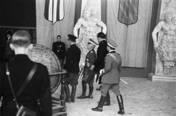 Prima Mostra Triennale delle Terre Italiane d'oltremare - padiglione delle Repubbliche Marinare - visita del re Vittorio Emanuele III accompagnato da gerarchi fascisti