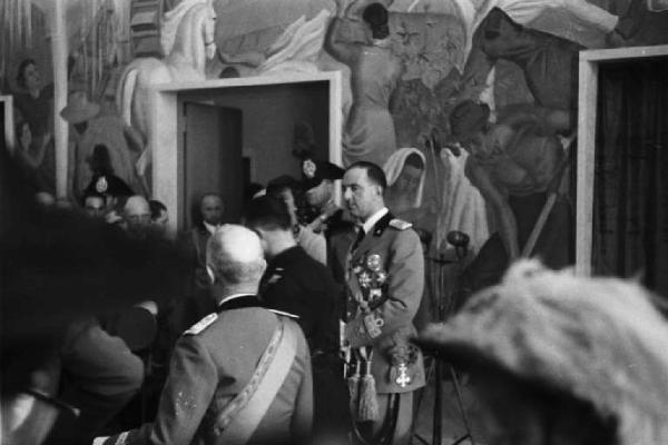 Prima Mostra Triennale delle Terre Italiane d'oltremare - palazzo Uffici - salone d'onore - il re Vittorio Emanuele III, il principe Umberto II di Savoia e la principessa Maria José del Belgio