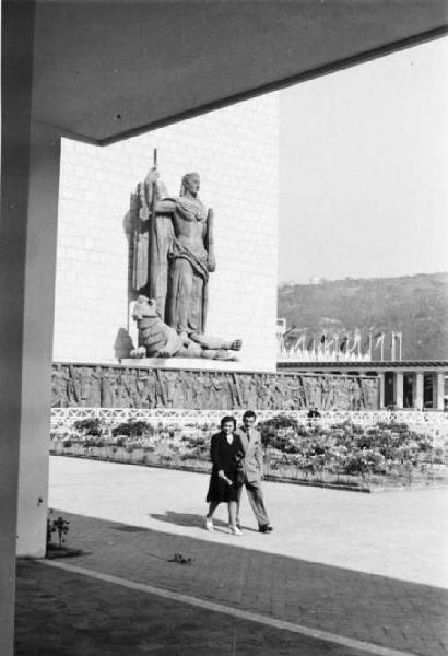 Inaugurazione della Triennale delle Terre d'Oltremare - statua dell'arcangelo Michele - visitatori