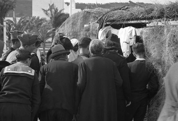 Prima Mostra Triennale delle Terre Italiane d'Oltremare - Padiglione dell'Africa Orientale Italiana - Villaggio degli Indigeni - Visitatori