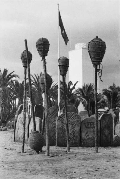 Inaugurazione della Triennale delle Terre d'Oltremare - ricostruzione di un villaggio africano - totem