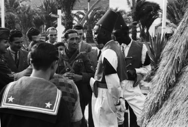 Inaugurazione della Triennale delle Terre d'Oltremare - militari italiani e indigeni africani