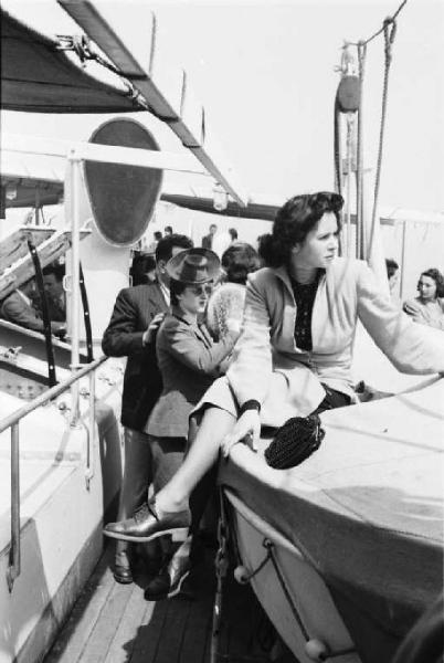 Traghetto per Capri. Donna seduta sopra una scialuppa in attesa della partenza - primo piano
