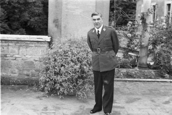 Patti di Roma. Villa Madama: ritratto maschile, un militare della delegazione croata posa in giardino