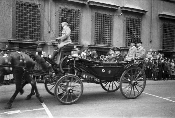 Patti di Roma. Carrozza con a bordo militari croati che sfila per le vie della città