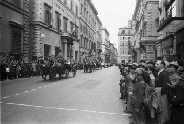 Patti di Roma. I cittadini di Roma osservano le carrozze che sfilano per le vie della città