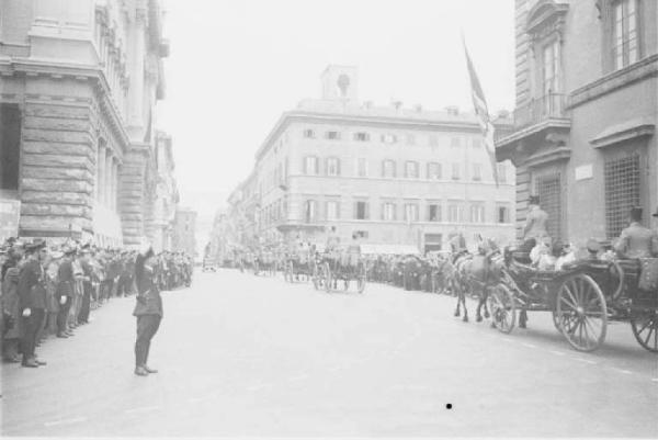 Patti di Roma. I cittadini di Roma osservano le carrozze che sfilano per le vie della città