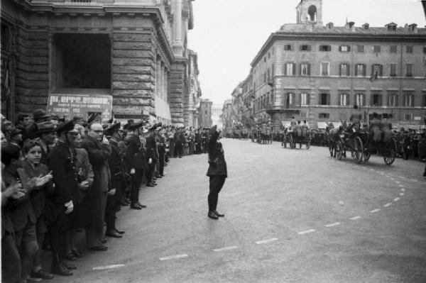 Patti di Roma. I cittadini di Roma osservano le carrozze che sfilano per le vie della città