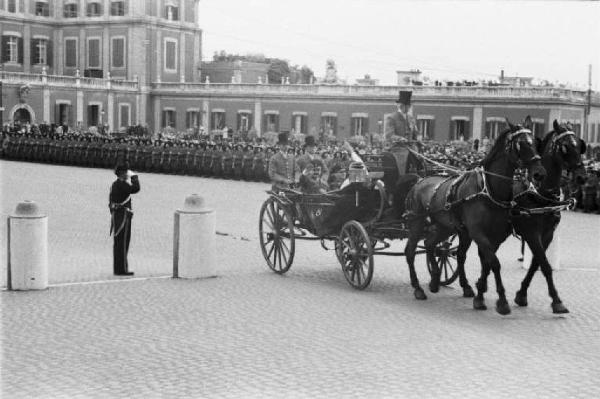 Patti di Roma. Una carrozza sfila per piazza del Quirinale