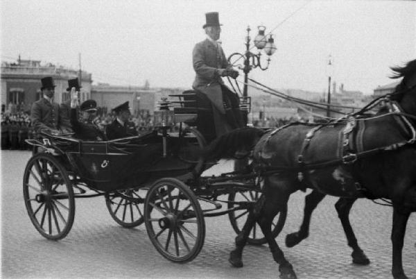 Patti di Roma. Una carrozza sfila per piazza del Quirinale