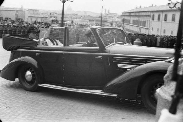 Patti di Roma. Un'automobile decappottabile sfila per piazza del Quirinale