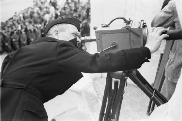 Patti di Roma. Piazza del Quirinale: un fotografo militare riprende il corteo diplomatico