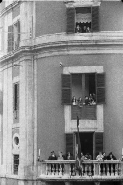Patti di Roma. Palazzo del Quirinale: persone affacciate ai balconi che assistono al corteo diplomatico