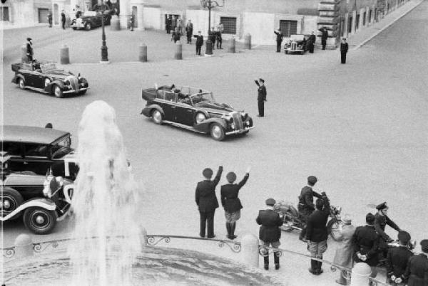 Patti di Roma. Piazza del Quirinale: ripresa dall'alto delle macchine componenti il corteo diplomatico che sfilano tra militari schierati