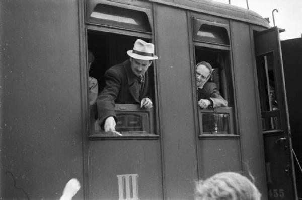 Viaggio in Jugoslavia. Lubiana: viaggiatori che si sporgono dai finestrini del treno