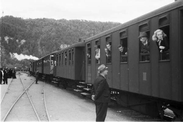 Viaggio in Jugoslavia. Lubiana: treno in partenza per Zagabria