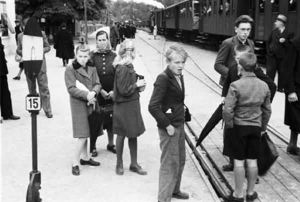 Viaggio in Jugoslavia. Lubiana: viaggiatori in attesa lungo i binari della stazione ferroviaria