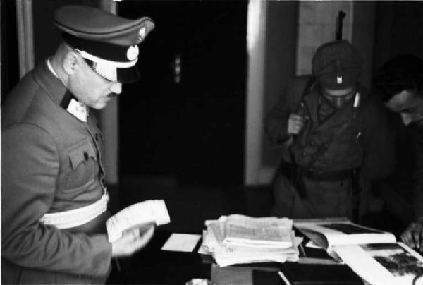 Viaggio in Jugoslavia. Zagabria: militare che osserva alcuni documenti