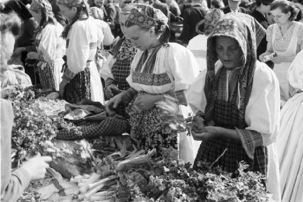 Viaggio in Jugoslavia. Zagabria: il mercato. Donne croate presso una bancarella di frutta e verdura