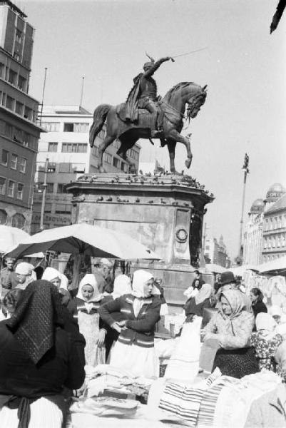Viaggio in Jugoslavia. Zagabria: il mercato con alcune bancarelle ubicate ai piedi di un monumento equestre