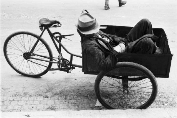 Viaggio in Jugoslavia. Zagabria: uomo addormentato nel cassone della propria bicicletta trasformata in mezzo di trasporto