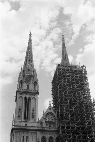 Viaggio in Jugoslavia. Zagabria: i campanili gemelli della facciata della cattedrale di cui uno mascherato dalle impalcature
