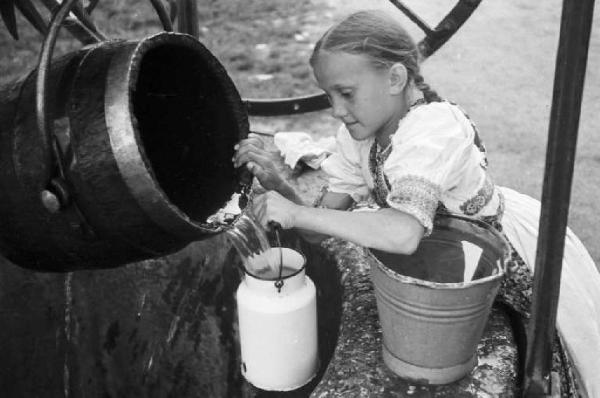 Viaggio in Jugoslavia. Zagabria: bambina al pozzo