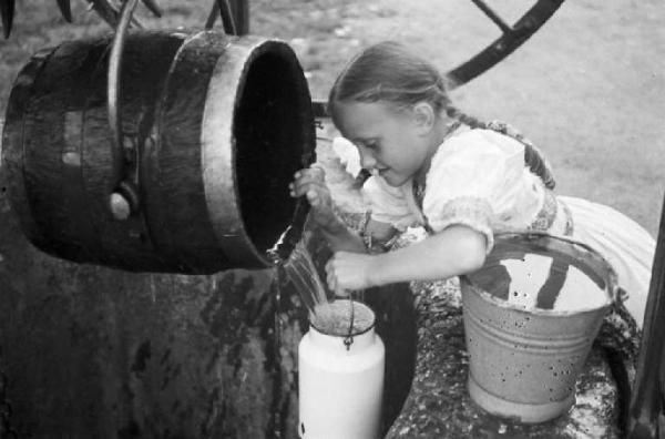 Viaggio in Jugoslavia. Zagabria: bambina al pozzo