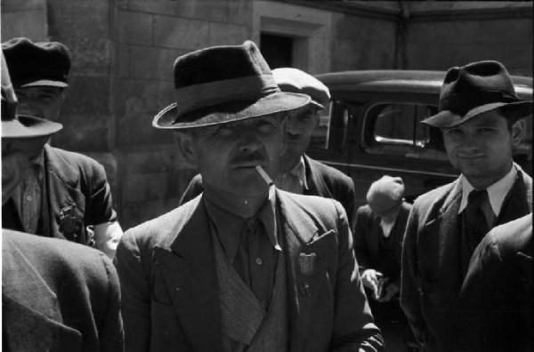 Viaggio in Jugoslavia. Zagabria: ritratto maschile, uomo adulto con cappello e sigaretta in bocca