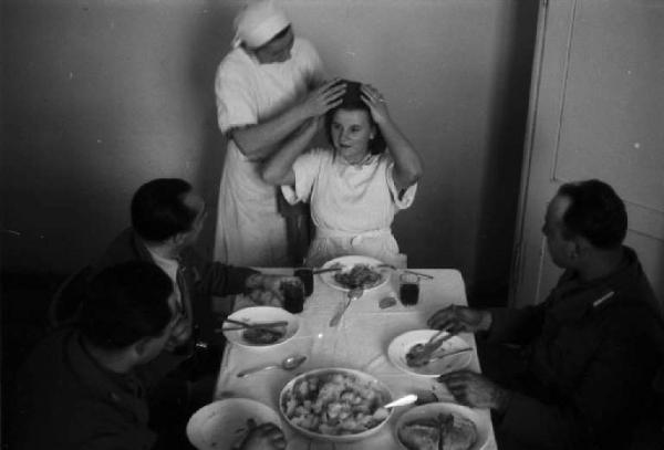 Viaggio in Jugoslavia. Ospedale di Zagabria: miliziani ustascia in mensa serviti da alcune inservienti