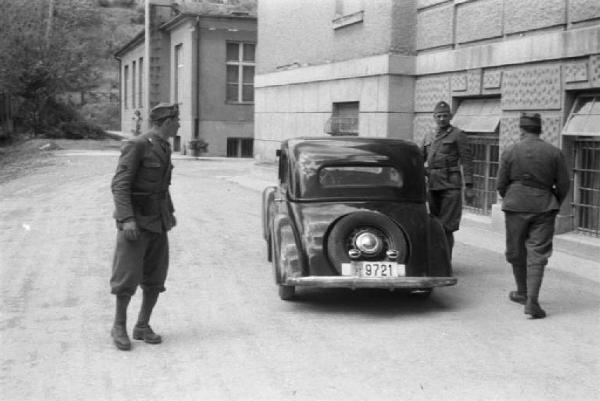 Viaggio in Jugoslavia. Zagabria: tre miliziani ustascia in procinto di salire su un'automobile