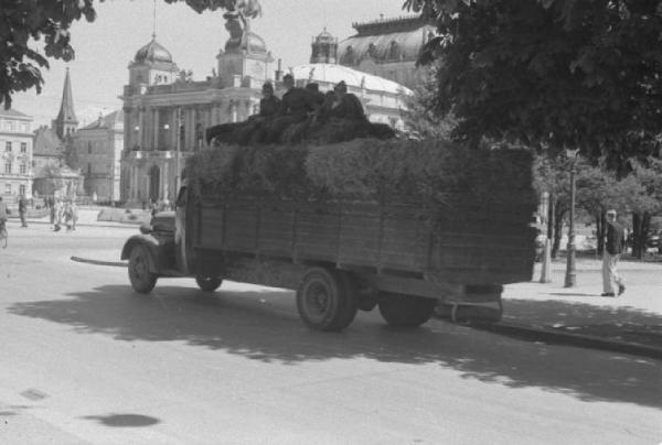 Viaggio in Jugoslavia. Zagabria: una camionetta militare