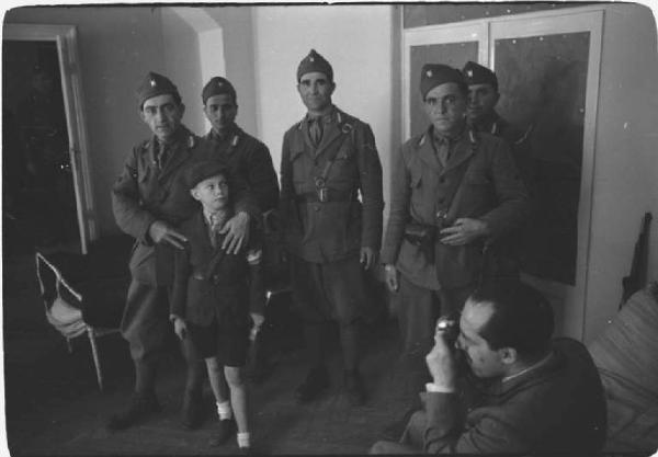Viaggio in Jugoslavia. Zagabria: miliziani ustascia e giovane recluta