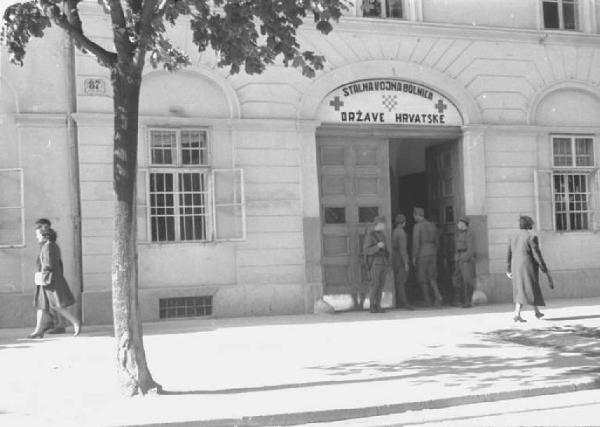 Viaggio in Jugoslavia. Zagabria: l'ingresso della sede della polizia (?)