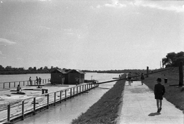 Viaggio in Jugoslavia. Zagabria: gli argini lungo il corso del fiume Sava e alcuni stabilimenti balneari