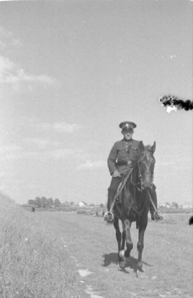 Viaggio in Jugoslavia. Zagabria: ritratto maschile, guardia a cavallo che pattuglia le rive del fiume Sava