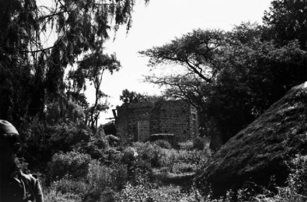 Viaggio in Africa. Paesaggio africano: piccolo edificio in pietra immerso nella vegetazione