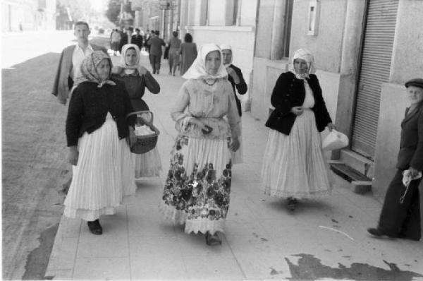 Viaggio in Jugoslavia. Sisak: gruppo di donne a passeggio per le vie del paese