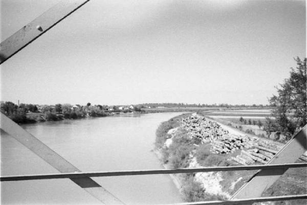 Viaggio in Jugoslavia. Sisak: veduta del fiume da un ponte ferroviario
